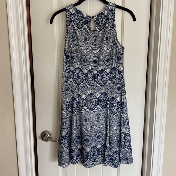 Lace overlay dress - Picture 4 of 4